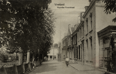 14923 Gezicht in de Voorstraat met overtuinen, loofbomen en bebouwing te Vreeland uit het zuiden; met rechts de ...